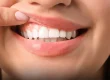 Curiosidades Dentales que Seguramente No Conocías Los dientes son más sorprendentes de lo que imaginas. No solo cumplen con funciones esenciales en la digestión, sino que también esconden datos fascinantes. Aquí te dejamos algunas curiosidades que te sorprenderán: 🦷 1. El esmalte dental es el tejido más duro del cuerpo humano Aunque es más fuerte que los huesos, no es indestructible. Una dieta alta en azúcar y una mala higiene pueden debilitarlo con el tiempo. 😲 2. La primera pasta de dientes se usó hace más de 5,000 años Los egipcios usaban una mezcla de polvo de cáscara de huevo, mirra y piedra pómez triturada para limpiar sus dientes. ¡Menos mal que ahora tenemos pastas de dientes con mejor sabor! 👶 3. Algunos bebés nacen con dientes Aunque es poco común, algunos bebés nacen con dientes natales, lo que significa que ya tienen uno o más dientes visibles al momento del parto. 🏋️♂️ 4. La fuerza de mordida humana puede ser impresionante Nuestros molares pueden ejercer una presión de hasta 90 kg de fuerza, suficiente para partir ciertos alimentos duros con facilidad. 🧠 5. Cepillarse con la mano no dominante mejora la memoria Algunos estudios indican que cambiar la mano con la que te cepillas los dientes puede ayudar a estimular el cerebro y mejorar la memoria. ¡Pruébalo! 🍭 6. ¿Comer caramelos sin azúcar? ¡No siempre es una buena idea! Aunque no contienen azúcar, algunos caramelos sin azúcar contienen ácidos que desgastan el esmalte dental, lo que puede causar caries con el tiempo. 🤯 7. Si no cuidas tus encías, podrías afectar tu corazón La salud bucal y la salud cardiovascular están conectadas. Las bacterias de las encías pueden viajar al torrente sanguíneo y aumentar el riesgo de enfermedades del corazón. 🦷 8. Puedes producir hasta 10,000 litros de saliva en tu vida Eso es suficiente para llenar más de dos piscinas. La saliva ayuda a proteger tus dientes al neutralizar los ácidos y combatir bacterias. 🏛 9. George Washington usó prótesis dentales, pero no de madera El primer presidente de EE.UU. tenía prótesis hechas de marfil, oro y dientes de animales, no de madera como se cree popularmente. 📲 ¿Tienes más dudas sobre el cuidado de tus dientes? Contáctanos y agenda tu cita con nuestros especialistas. Síguenos en Instagram @oralexpress para más tips y datos curiosos sobre salud dental.